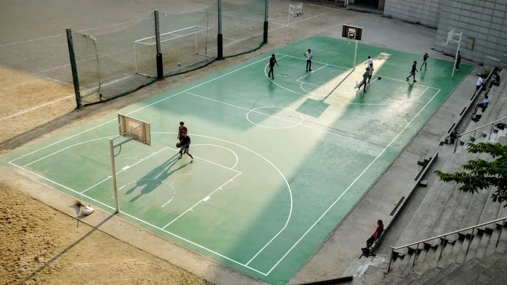 Amigos jogando basquete