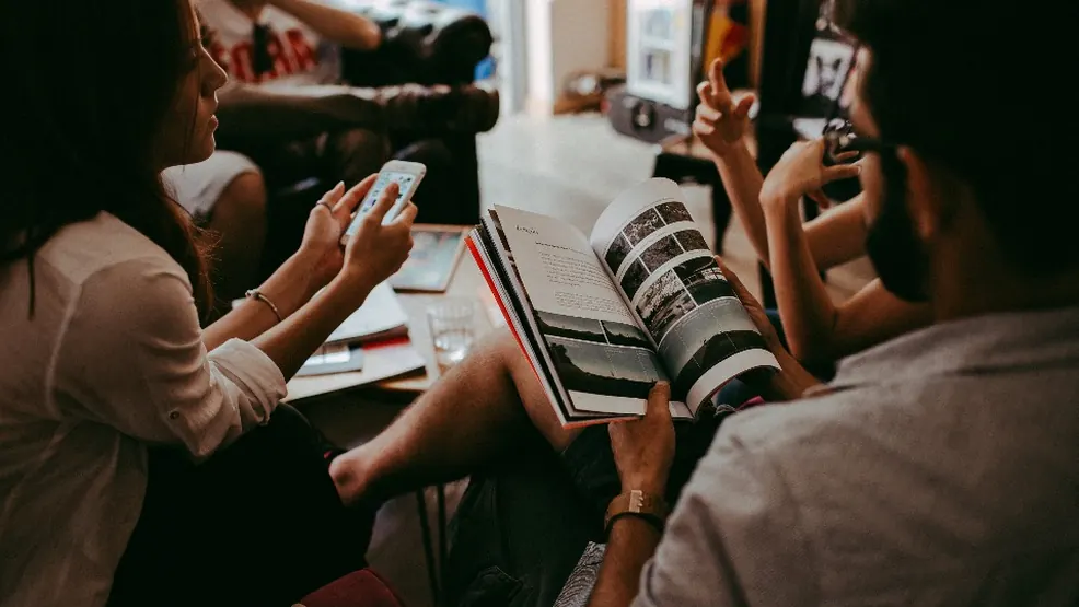 Amigos lendo no escritório
