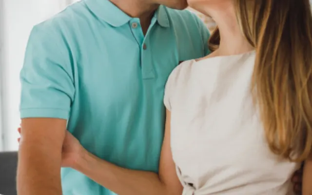 Casal sorrindo na cozinha
