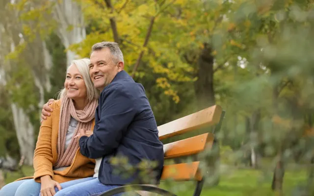 Casal sorrindo no parque