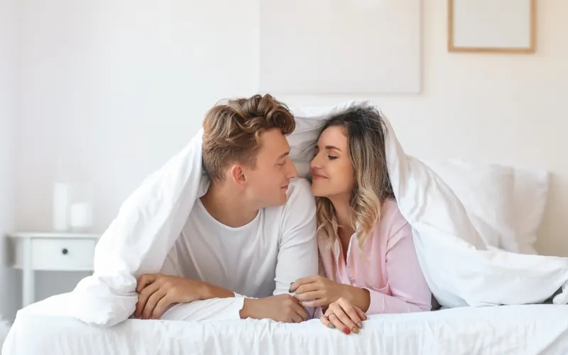Casal sorrindo no quarto