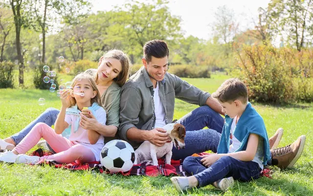Família com bola no parque