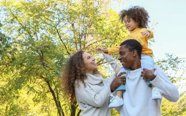 Família sorrindo em destaque