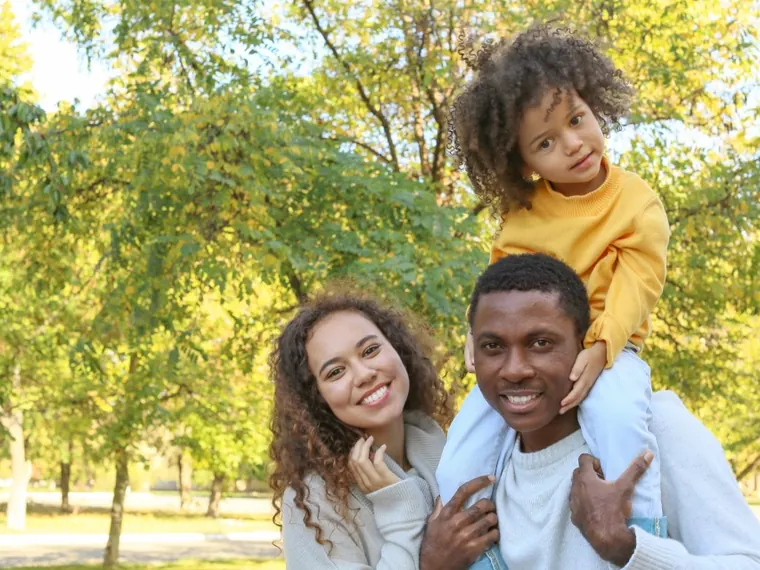 Família sorrindo em destaque