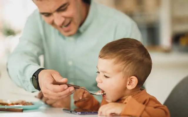 Família sorrindo na cozinha