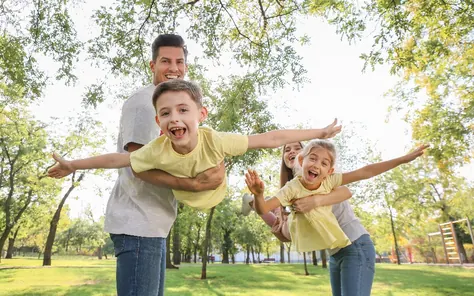 Família sorrindo no parque