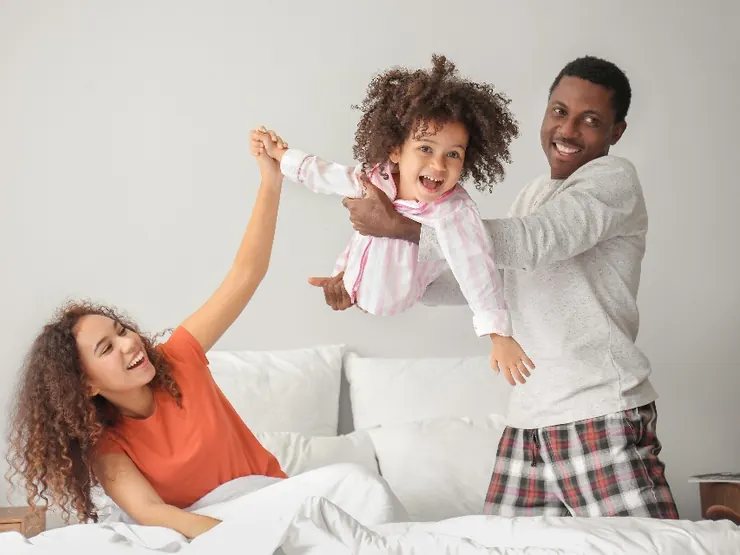 Família sorrindo no quarto
