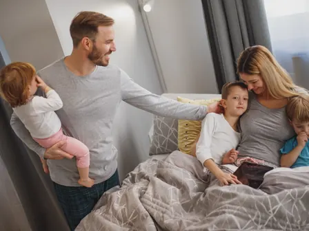Família sorrindo no quarto