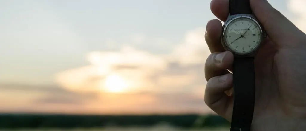 Mãos com relógio