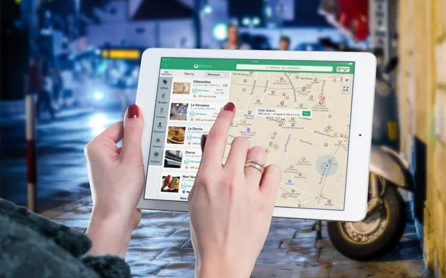 Mãos com tablet