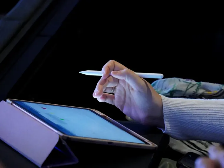 Mãos com tablet