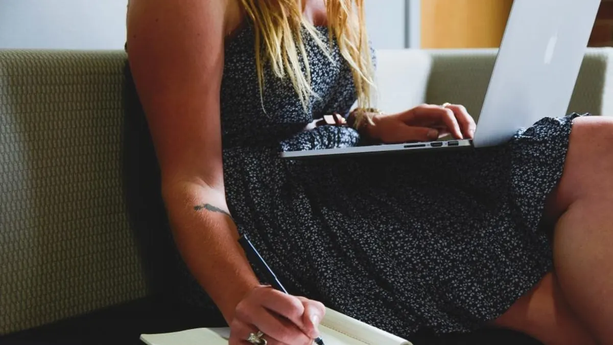 Mulher com notebook no escritório