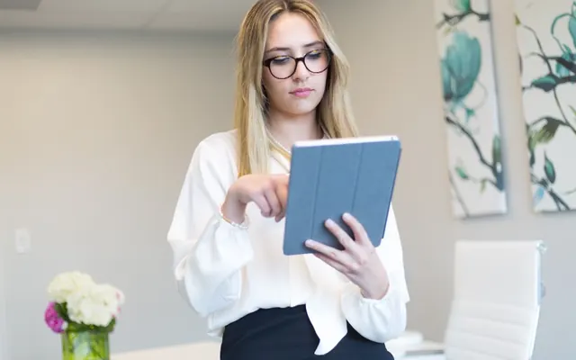 Mulher com tablet no escritório