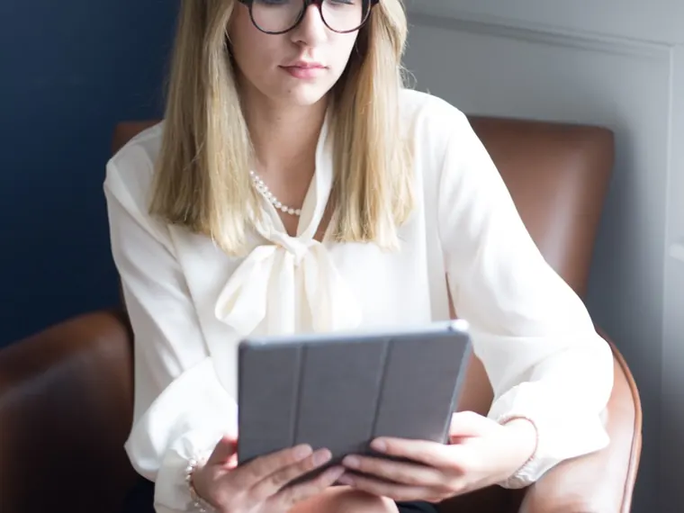 Mulher com tablet no escritório