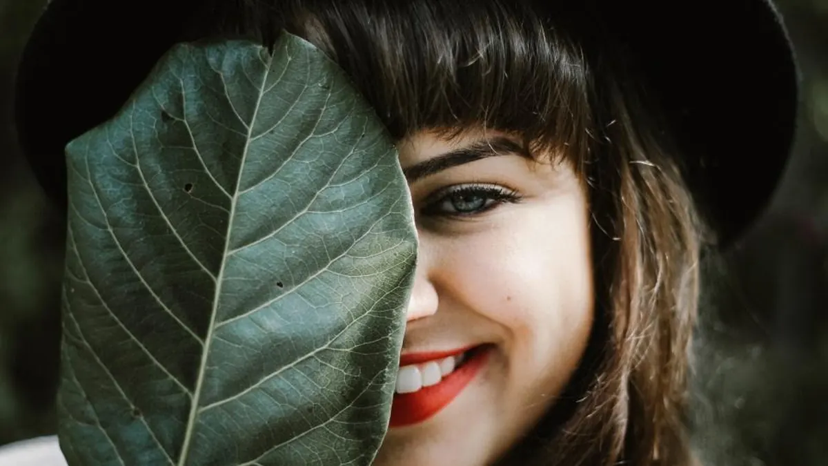 Mulher sorrindo em destaque