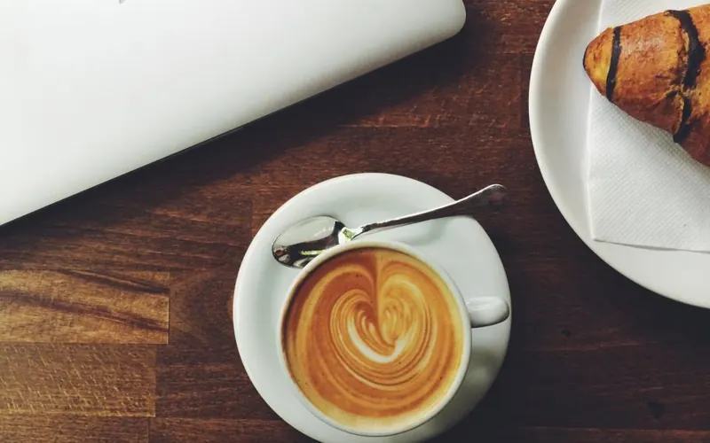 Notebook e café sobre a mesa