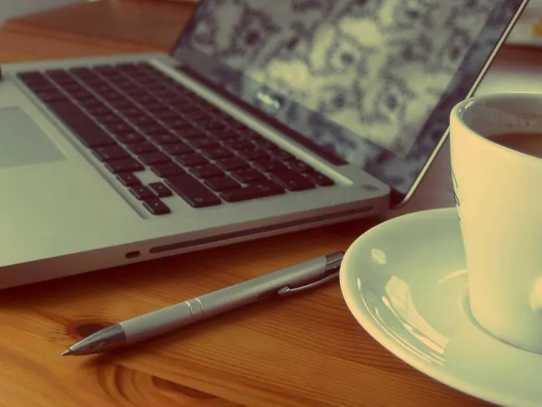 Notebook e computador no escritório