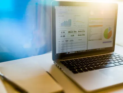 Notebook e computador no escritório