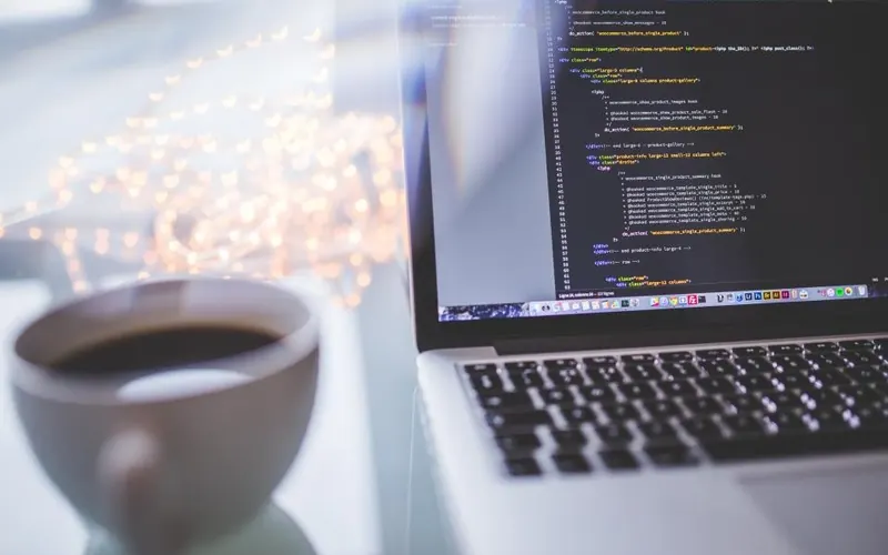 Notebook e computador no escritório