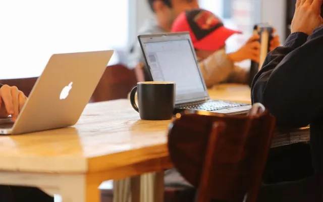 Pessoas com notebook e café