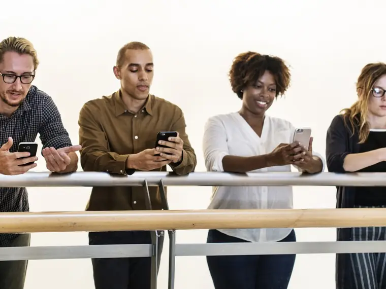 Pessoas usando o celular ao mesmo tempo