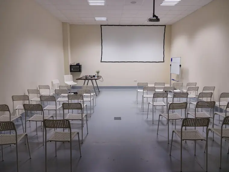 Sala com projetor no teto e tela de projeção